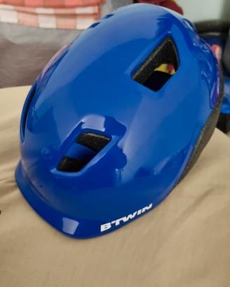 casco e ginocchiere 