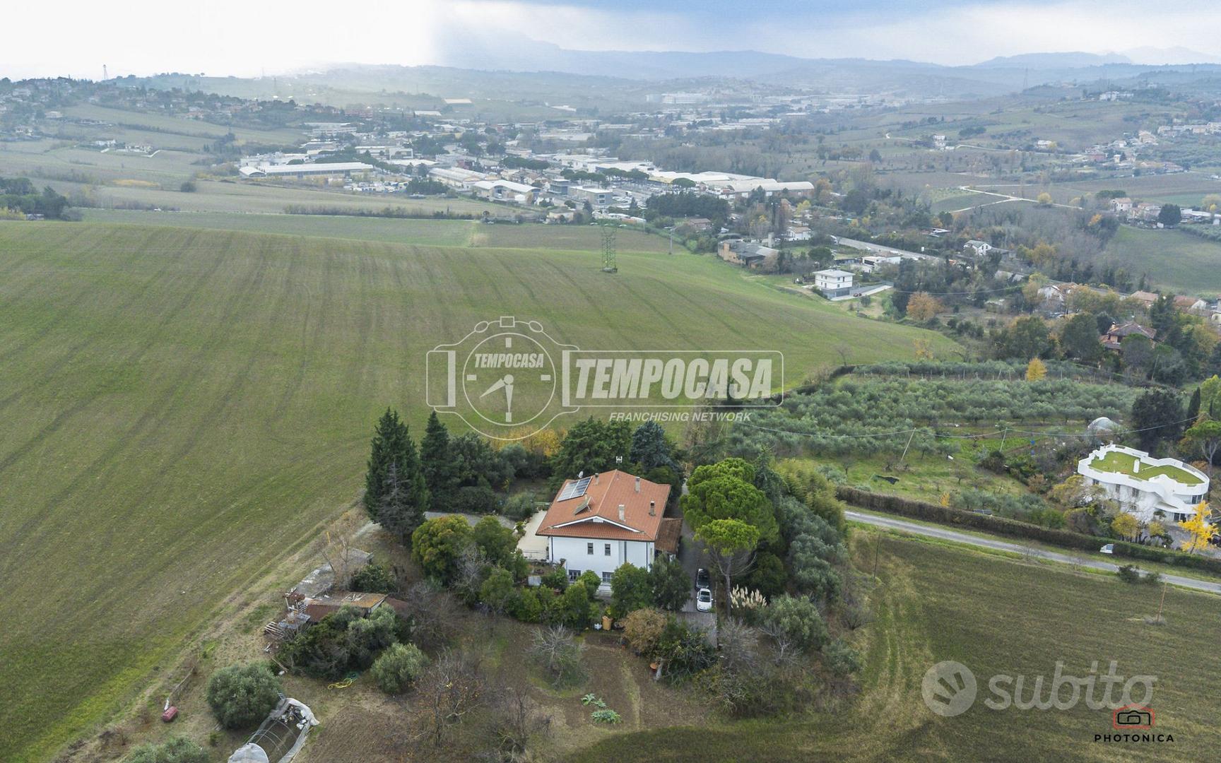 PORZIONE DI VILLA BIFAMILIARE IN ZONA TRANQUILLA