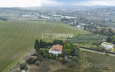 PORZIONE DI VILLA BIFAMILIARE IN ZONA TRANQUILLA