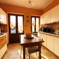 Cucina con elettrodomestici