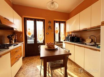 Cucina con elettrodomestici