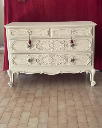 Cassettiera in stile Shabby.