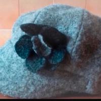 Cappello di lana con fiore