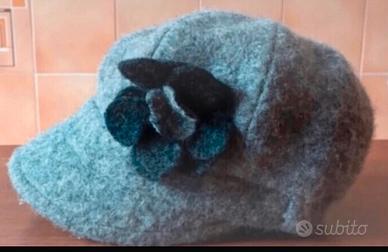 Cappello di lana con fiore