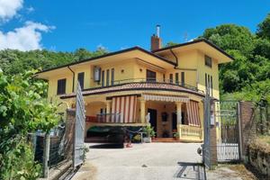 Appartamento in villa 95 mq con corte e terreno