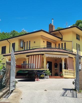 Appartamento in villa 95 mq con corte e terreno