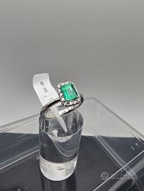 Anello in Oro Bianco 18 Kt con Smeraldo e Diamanti