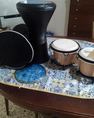 Coppia di strumenti musicali jimbao e darbuka