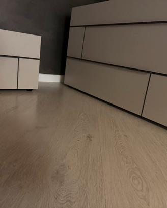 Comodini, como’, lampade, specchio.