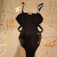 Top in pizzo con coppe incorporate
