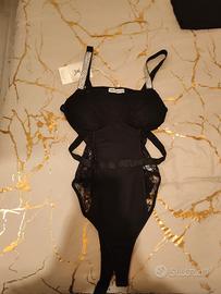 Top in pizzo con coppe incorporate