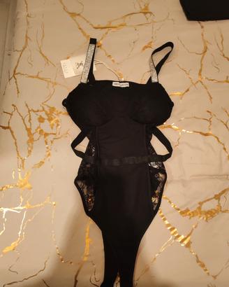 Top in pizzo con coppe incorporate