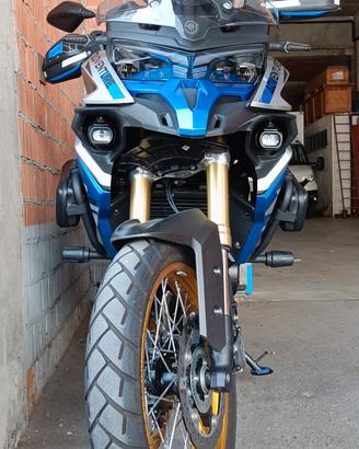 voge 525 dsx con CarPlay e bauletto givi in allumi