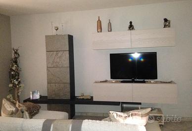 Parete attrezzata completa con colonna in legno ef