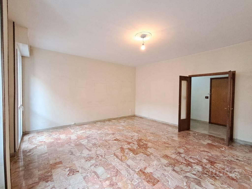 Appartamento di 140 m² con 5 locali e box auto a F