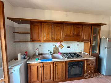 Cucina componibile in legno massiccio completa.