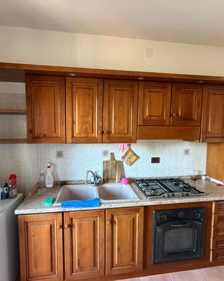 Cucina componibile in legno massiccio completa.