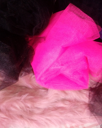 Tulle nero fucsia viola e pelliccia sintetica