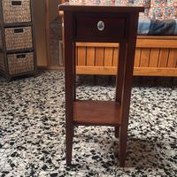 Comodino di legno