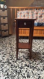 Comodino di legno