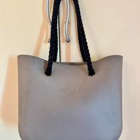 Borsa O bag grigia con manici neri