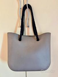 Borsa O bag grigia con manici neri