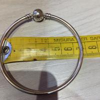 Pandora bracciale rigido e charm margherite