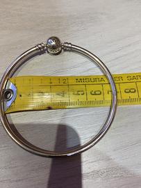 Pandora bracciale rigido e charm margherite