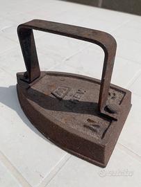 Ferro da stiro antico e particolare da collezione