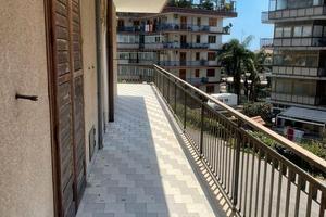 Acireale ,Via G .Verga 2 app.ti vani 9 mq 242