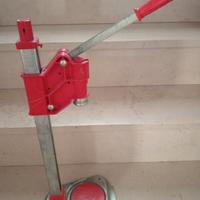 Tappatrice a colonna per tappi a corona