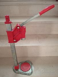 Tappatrice a colonna per tappi a corona