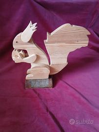 Scoiattolo in legno massello. 