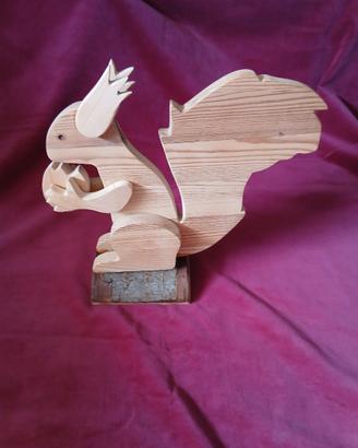 Scoiattolo in legno massello. 