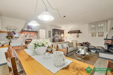 CASA SEMINDIPENDENTE A MASSA