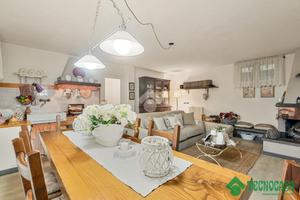 CASA SEMINDIPENDENTE A MASSA