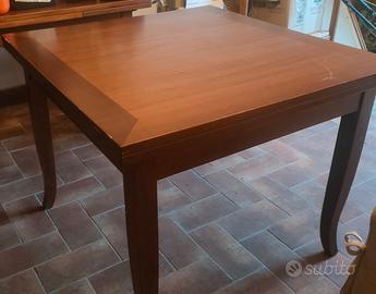 Tavolo quadrato in legno