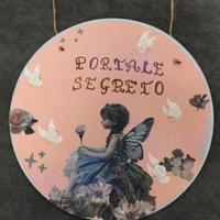 Targa decorativa con fata – realizzata a mano
