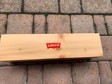 Levis espositori