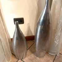 Coppia di vasi decorativi color argento