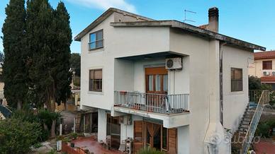 Via Stresa, Villa su ampio lotto lato mare