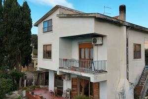 Via Stresa, Villa su ampio lotto lato mare