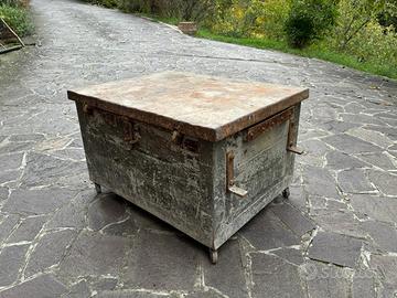 Antica cassa baule forziere da viaggio