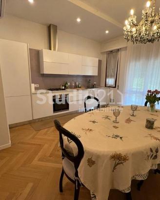 Appartamento di 135 m² con 5 locali e box auto a F