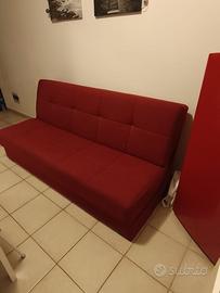 Divano letto rosso con contenitore