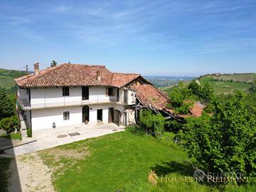 Cascinale alle porte di Alba con terreno: la tua o