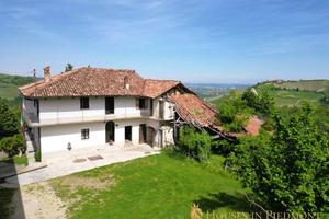 Cascinale alle porte di Alba con terreno: la tua o