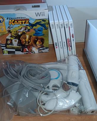 Nintendo Wii + 3 Controller + Giochi + 2 Volanti 