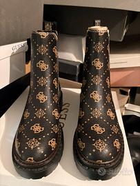 Stivaletti Guess alla caviglia con logo