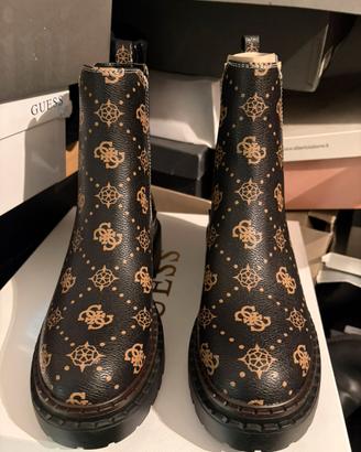 Stivaletti Guess alla caviglia con logo